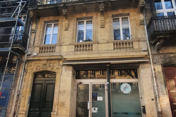 Sous compromis, Local commercial 80 Cours Victor Hugo